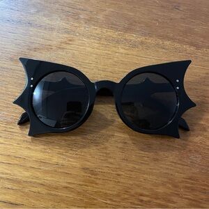 Black Bat Wing Sunglasses 🦇
